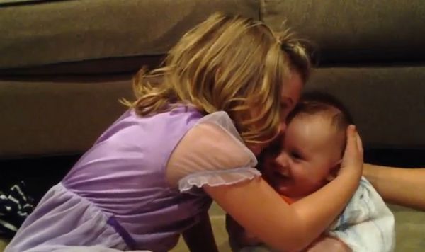 Το κλάμα της μικρής που δεν θέλει ο αδερφός της να μεγαλώσει! [video]
