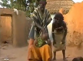 Με καρπαζιές γιατρεύουν τον πονοκέφαλο στη Μοζαμβίκη! (Βίντεο)