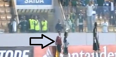 Κατακούτελα…την έφαγε ο καημένος ο linesman!!