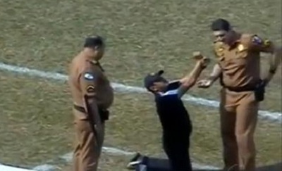 Hilarious: He started begging the policeman in order not to leave from the bench!!