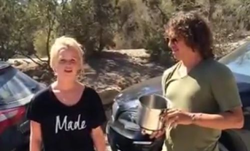 Ο Πουγιόλ βοήθησε μια όμορφη ξανθιά στο Ice bucket challenge [vid]