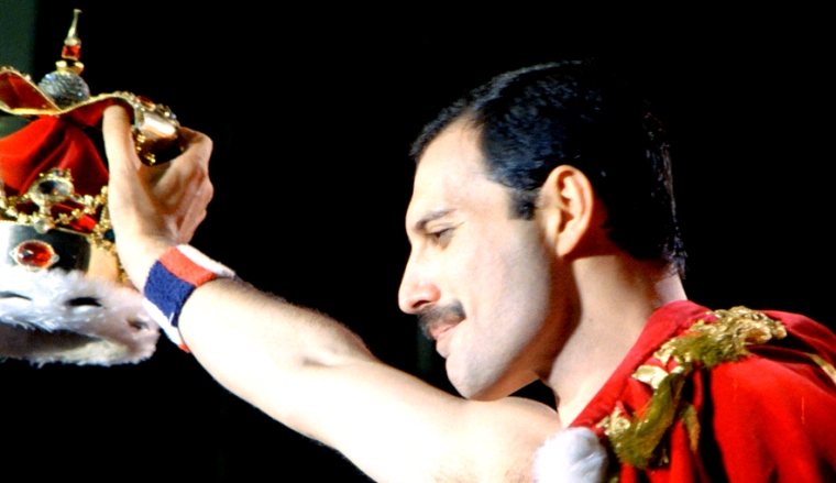To παρασκήνιο πίσω από την παραίτηση του Cohen για τον ρόλο του Freddie Mercury.. Πως πρόδωσε τον «Βασιλιά» το ίδιο του το συγκρότημα..