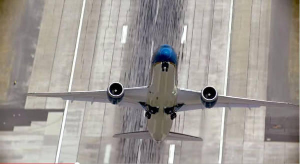 Αεροσκάφος απογειώνεται…κάθετα! (video)