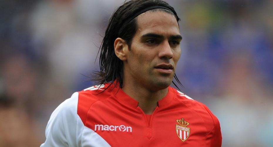 WAR between Sun and Manchester United on Falcao’s age!