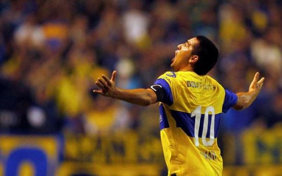 Juan Roman Riquelme scores 90th minute winner! [video + gif]