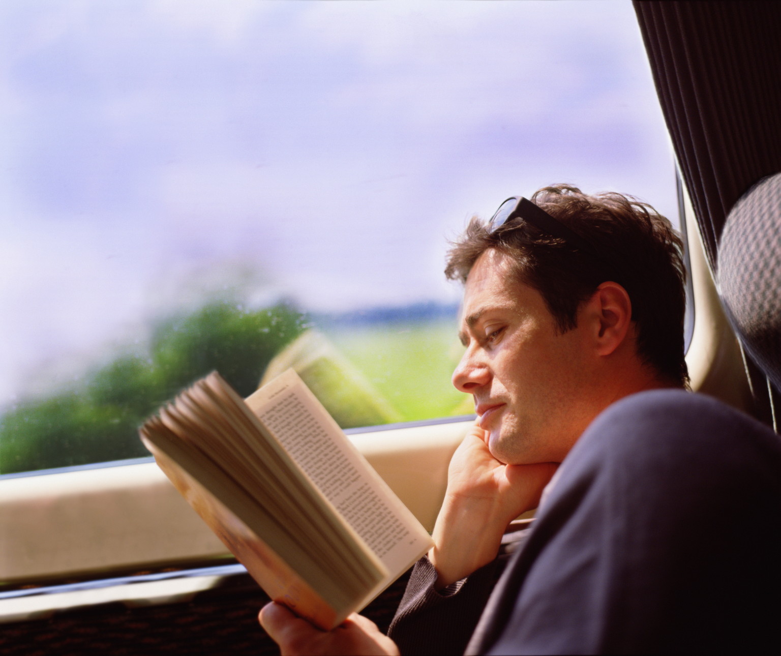 Reading. Чтение книг. Книга человек. Парень с книгой. Человек читает книгу.
