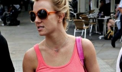 Η Britney Spears βγήκε μια βόλτα και είπε να προτάξει το στήθος της!