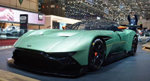 Aston Martin Vulcan: Supercar 800 ίππων