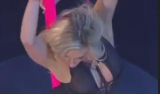Η Ρία Αντωνίου μοιράζει εγκεφαλικά κάνοντας pole dancing στην Ιταλική τηλεόραση!