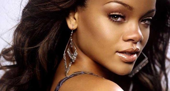 Η Rihanna συνεχίζει να μας προκαλεί με ημίγυμνες φωτογραφίες!