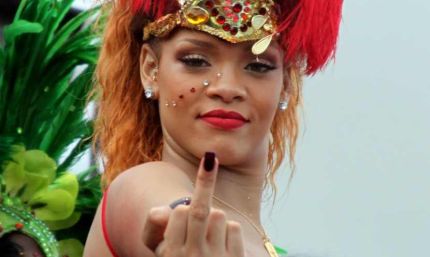Η Rihanna μεθυσμένη στο καρναβάλι κάνει χειρονομίες!