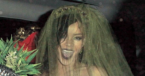 Η Rihanna ποζάρει topless μετά το ξέφρενο πάρτι του Halloween!