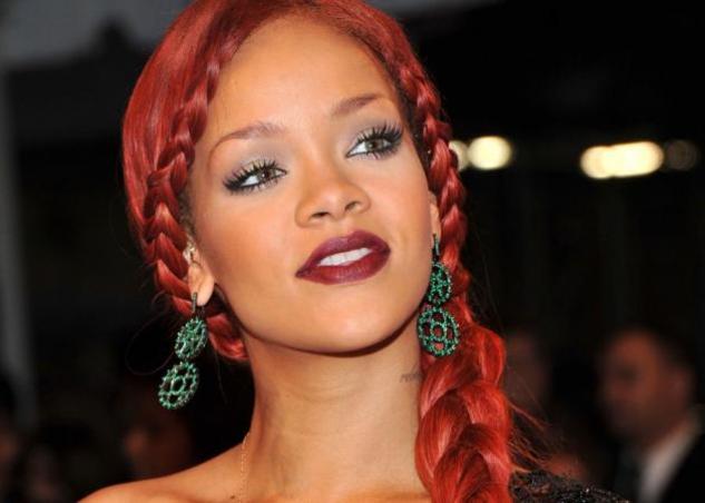 Rihanna: ημίγυμνη δίπλα στο τζάκι της