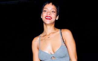 H πανέμορφη Rihanna χωρίς σουτιέν