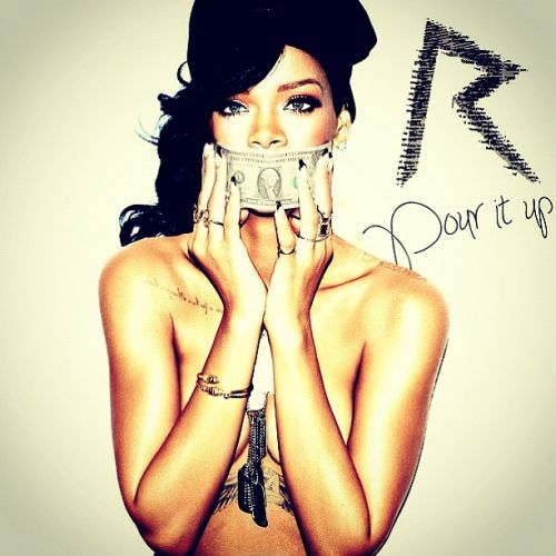 Rihanna : τόπλες , σέξι και όποιος αντέξει!