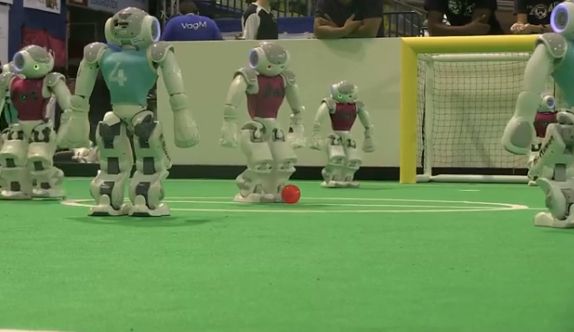 Τα ρομπότ παίζουν ποδόσφαιρο και απειλούν τους ανθρώπους! [video]