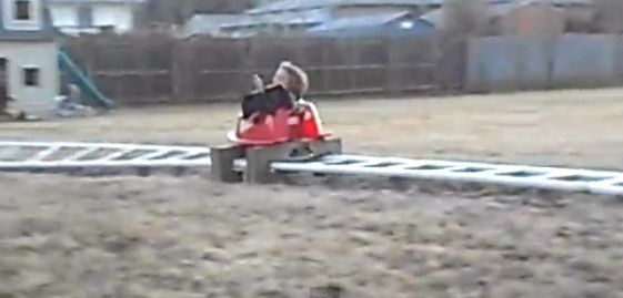 Απίστευτος πατέρας έφτιαξε roller coaster στη κόρη του! (Video)