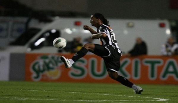 Ronaldinho Amazing Pass against Bahia