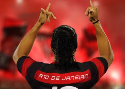 The «no look pass» of Ronaldinho! Just amazing!