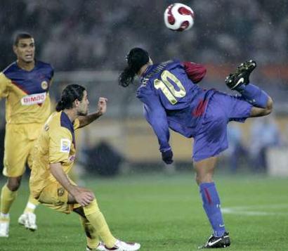 Ας θυμηθούμε τις καλύτερες φάσεις του Ronaldinho από αγώνες του 2008!