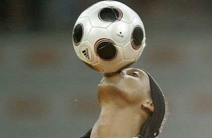 Ronaldinho tricks during warm-up!