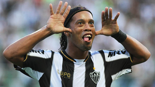 Ronaldinho dribbling skills with Atletico Mineiro! [video]