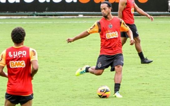 Ronaldinho Amazing goal and Rabona Pass