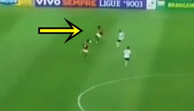 Ronaldinho’s amazing ball control and pass! (vid)