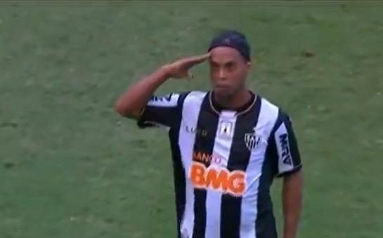 Super free kick golazo from Ronaldinho!