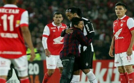 Ronaldinho hugged by a child who entered on the field [vid]