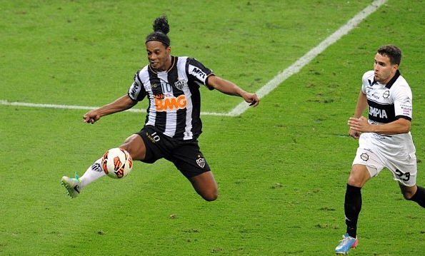 Ronaldinho: Χορεύει, κοροϊδεύει τον αντίπαλο και πασάρει χωρίς να βλέπει!