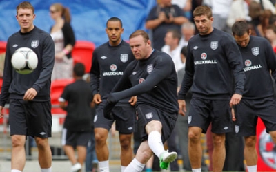 Bull’s eye for Wayne Rooney!