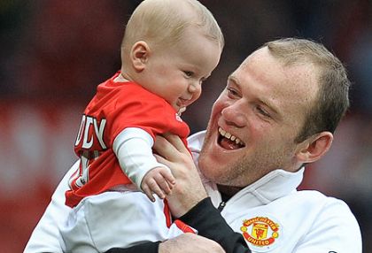 O Rooney junior δεν βάζει γκολ ούτε με τη μπάλα στη γραμμή. Μήπως είναι γιος του Torres?