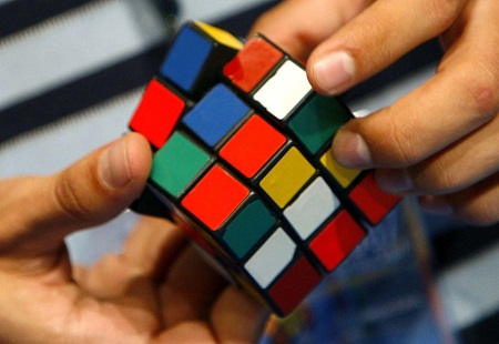 Απίστευτο video: Λύνει τον κύβο του Rubik, ενώ παράλληλα κάνει ζογκλερικά, κι όλα αυτά σε 53 δευτερόλεπτα.!