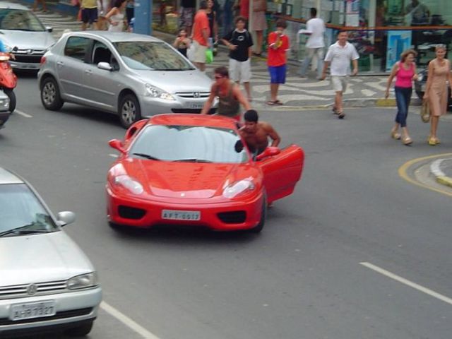 Ferrari στουκάρει σε άλλο αυτοκίνητο γιατί δεν έχει βενζίνη