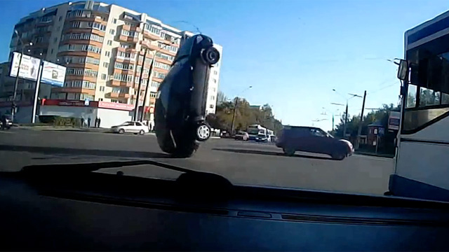Video: “Τρελά” περιστατικά στους δρόμους της Ρωσίας!