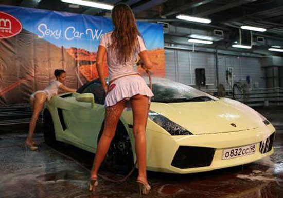 Τι καλύτερο από το να βλέπεις καυτά κορίτσια να σου πλένουν το αμάξι!