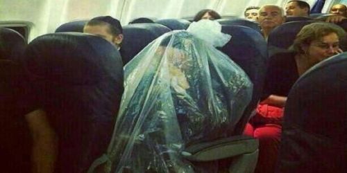 Μπήκε στο αεροπλάνο τυλιγμένος με σακούλα!