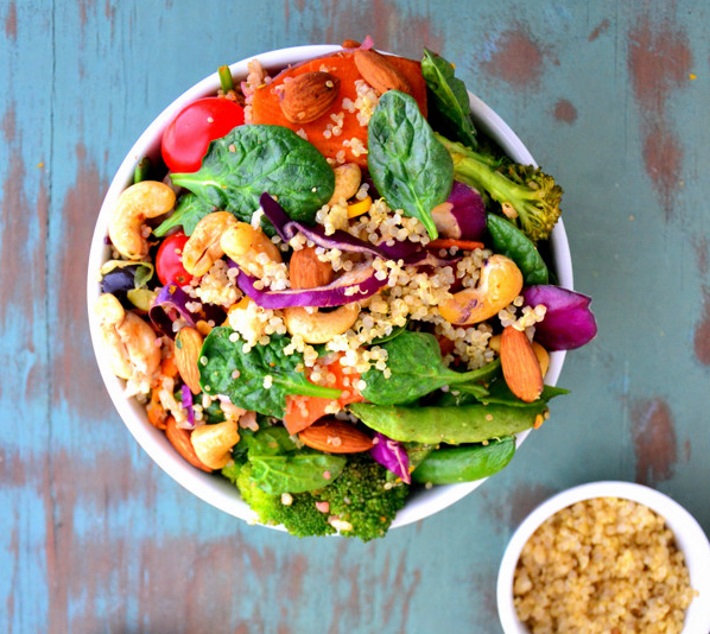 Διατροφή και υγεία: Αποτοξινωτική σαλάτα με λάχανο, κινόα και σπανάκι!