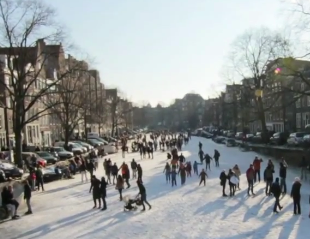 Γέμισε το Άμστερνταμ χιόνι και το κατά ευχαριστιούνται όλοι τους!
