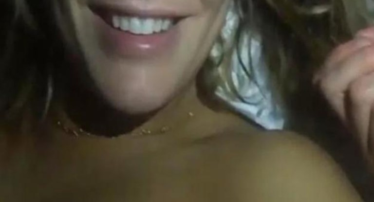 Σάλος: Γνωστή παρουσιάστρια ανέβασε κατά λάθος γυμνό της βίντεο με μια φίλη της!