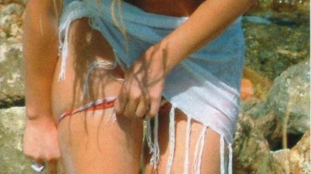 Καυ… Τρέλα!! Ξανθιά Ελληνίδα από τα παλιά σε καυτές φωτογραφίες να κάνει γυμνισμό!