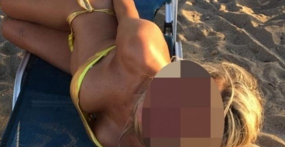 Ελληνίδα 40άρα «μοιράζει εγκεφαλικά» με τις πόζες της στην παραλία
