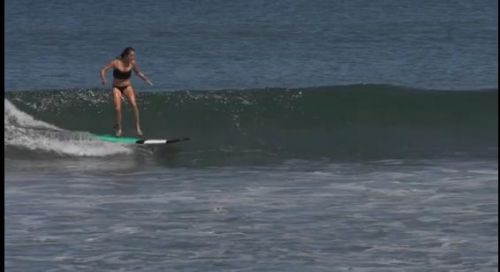 Γυναίκες κάνουν surf με γόβες!