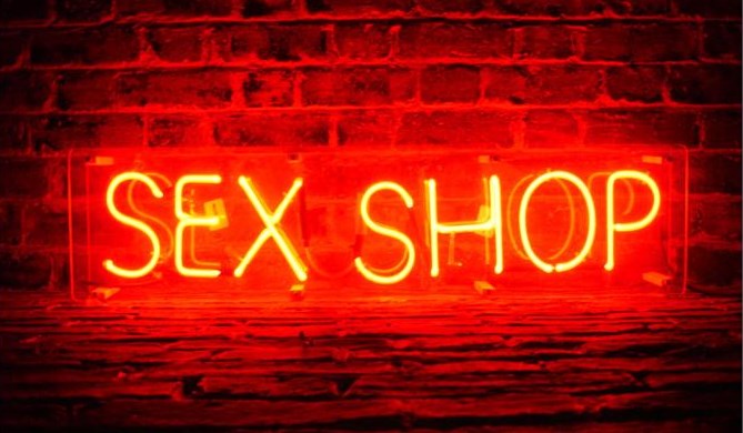 Όλα όσα συμβαίνουν σε ένα sex shop; Ένας πρώην υπάλληλος μας λύνει τις απορίες!