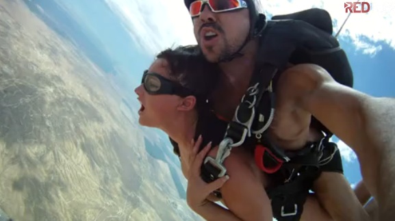 Δείτε το τραγελαφικό video με το ζευγάρι που έκανε sex κάνοντας sky diving… Ακατάλληλο για ανηλίκους!