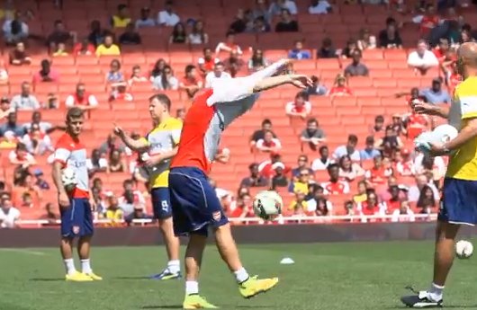 Chambers incredible keepy uppy ahead of Community Shield! [video]