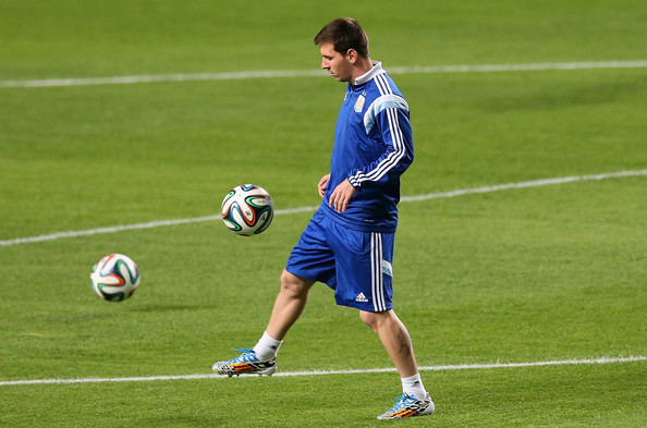 Lionel Messi shows off his brilliant skills in training! [video]