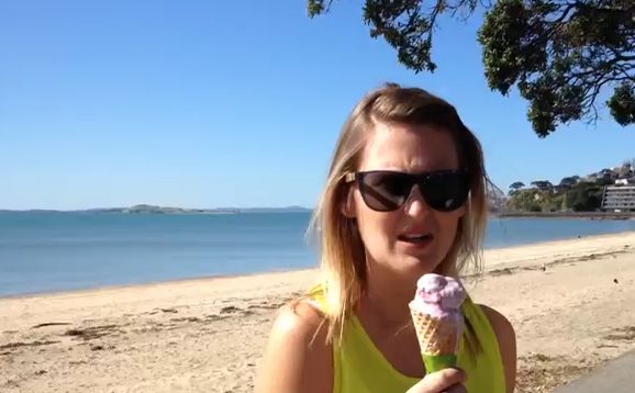 Δεν θα πιστέψετε τι συνέβη στην κοπέλα ενώ έτρωγε το παγωτό της! [vid]
