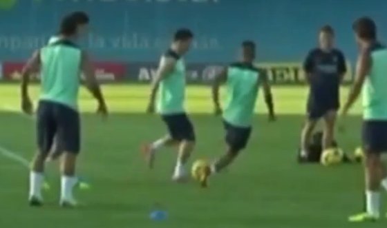 Dani Alves blocks Messi, then celebrates like crazy! (video)